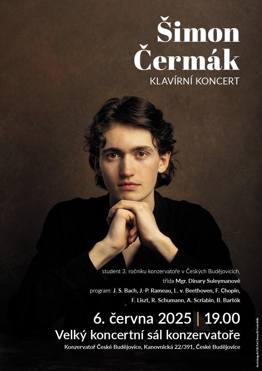 Pozvánka na klavirní koncert Šimona Čermáka, který je absolventem SZUŠ Zavadilka. Uskuteční se 6. 6. 2025 v 19:00 ve Velkém koncertím sále konzervatoře v Českých Budějovicích.